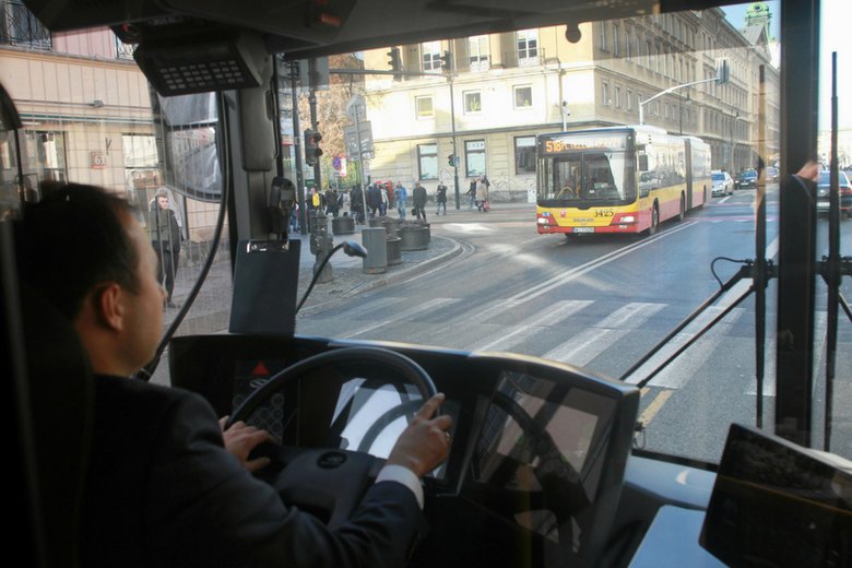 Kierowca autobusu miejskiego za kierownicą